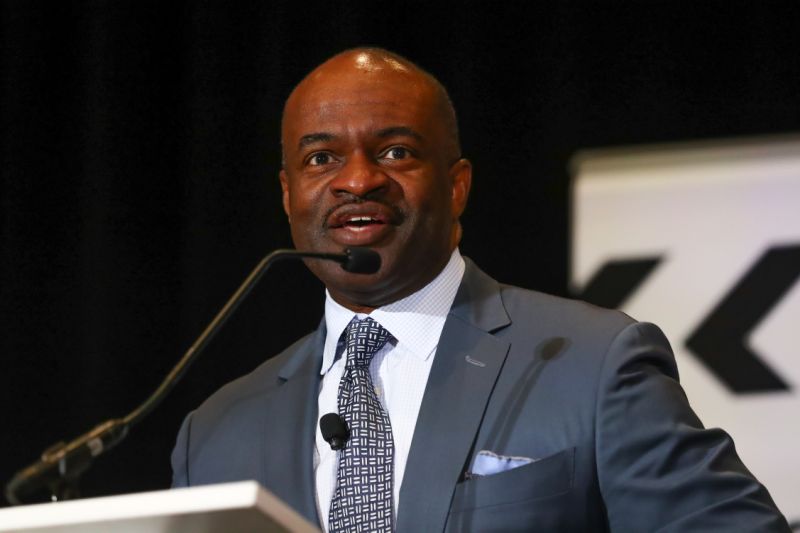 المدير التنفيذي لاتحاد كرة القدم الأمريكية لكرة القدم (NFLPA) DeMaurice Smith واللاعبون توصلوا إلى اتفاقية CBA مع اتحاد كرة القدم الأميركي ، لضمان سلام العمل لمدة 10 سنوات أخرى. (تصوير Rich Graessle / Icon Sportswire عبر Getty Images)