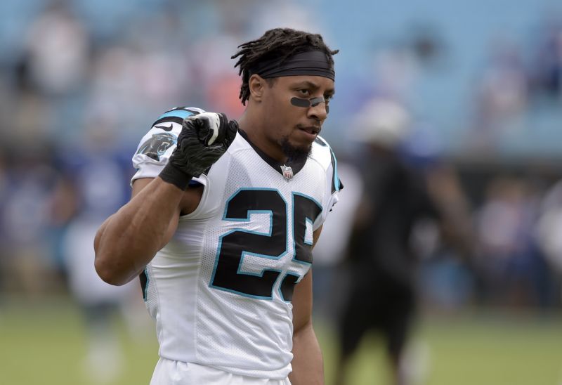 يبحث Eric Reid عن عمل خلال هذا الموسم. (AP Photo / مايك مكارن)