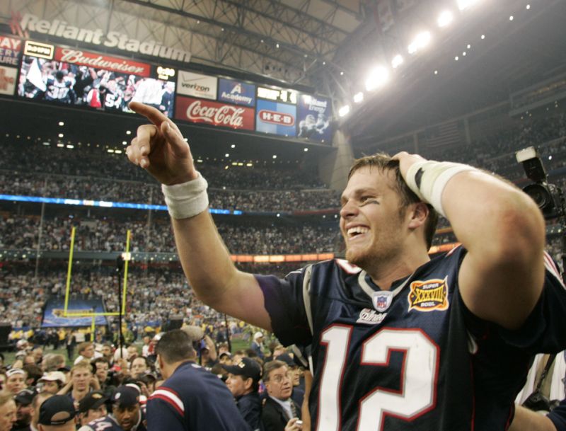 لم يخرج توم برادي من أي مكان للفوز بلعبة Super Bowl XXXVI مع Patriots لتتويج موسم 2001 ، وسيستمر في الفوز بخمسة ألقاب أخرى. (رويترز / وين ماكنامي جي أي سي)