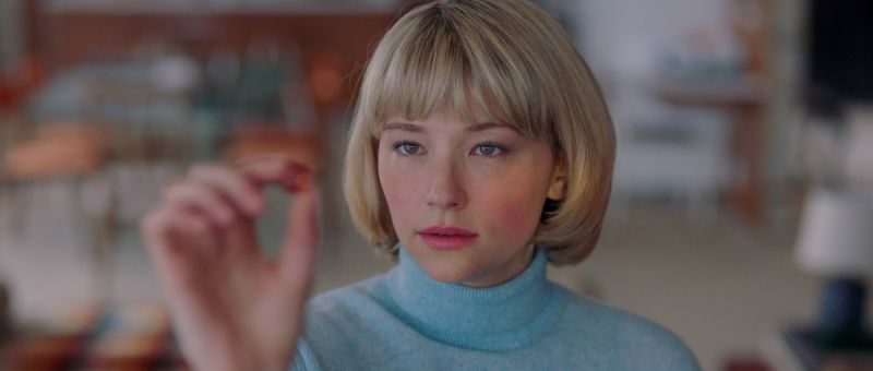 يضطر Hunter (Haley Bennett) إلى تناول الأشياء العادية في الإثارة النفسية ، 