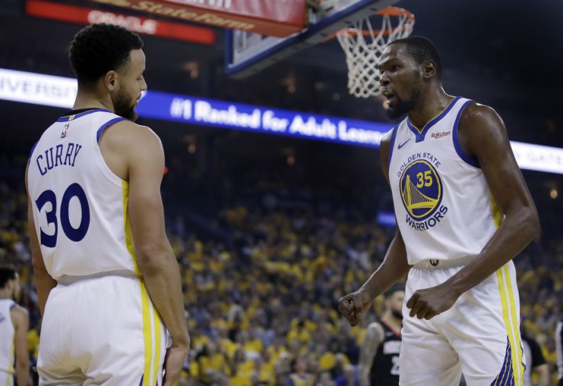 لم يكن ستيفن كاري وكيفن دورانت معًا عادلًا. (AP Photo / Ben Margot)