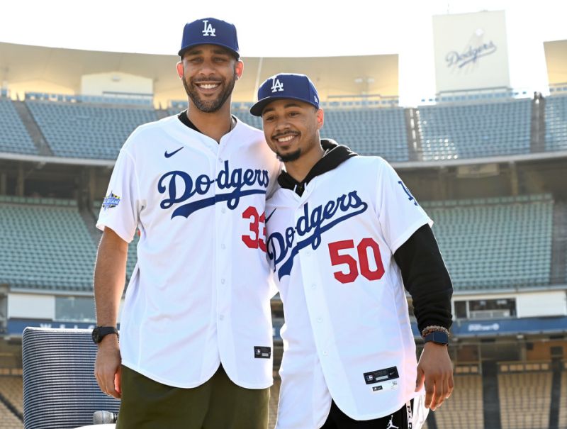 تم تقديم Dodgers 'Mookie Betts و David Price في مؤتمر صحفي في استاد Dodger في 12 فبراير.