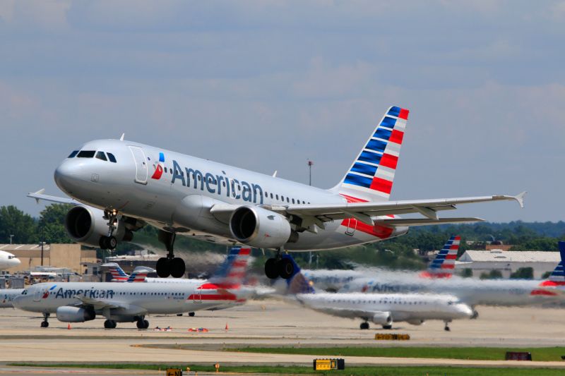 شارلوت ، نورث كارولاينا ، الولايات المتحدة الأمريكية - 28 مايو 2016: American Airlines Airbus A319 (رقم التسجيل N723UW) تقلع في مطار شارلوت دوغلاس الدولي.