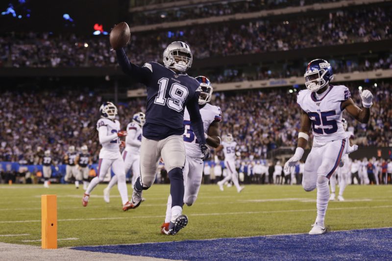 Amari Cooper، de los Cowboys de Dallas، anota en el encuentro del lunes 4 de noviembre de 2019، ante los Giants de Nueva York (AP Foto / Adam Hunger)