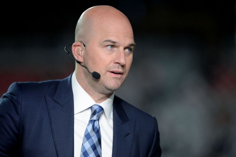 GLENDALE ، AZ - 25 سبتمبر: قام محللو ESPN Matt Hasselbeck بالتثبيت أثناء بث MNF قبل مباراة اتحاد كرة القدم الأميركي بين دالاس كاوبويز وأريزونا كاردينالز في ملعب جامعة فينيكس في 25 سبتمبر 2017 في غلينديل ، أريزونا. (تصوير جينيفر ستيوارت / غيتي إيماجز)