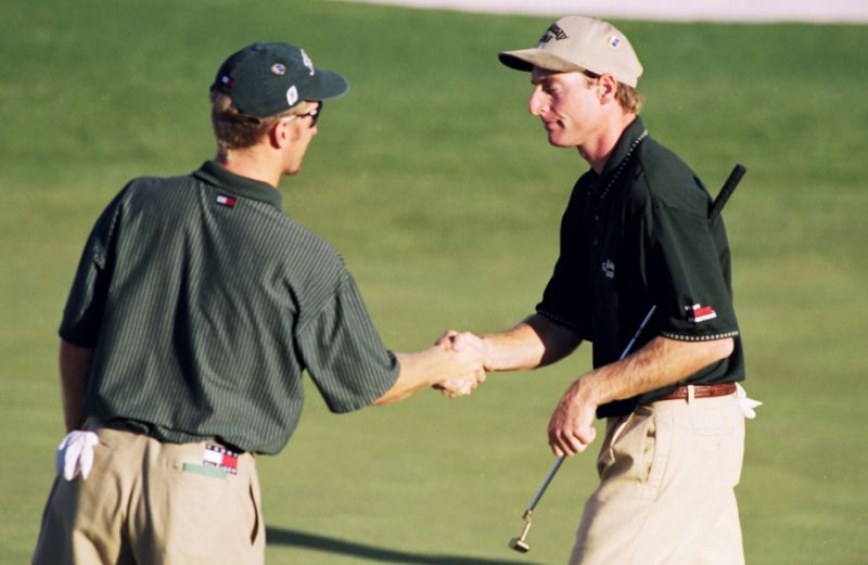 AUGUSTA ، GA - APRIL 1998 دافيد دوفال وجيم فوريك يتصافحان خلال دورة الماجستير لعام 1998 في أوغوستا ناشونال غولف كلوب في أبريل 1998 في أوغوستا ، جورجيا. (تصوير أوغستا ناشيونال / غيتي إيماجز)