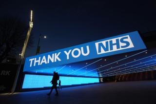 لافتة من محطة Wembley Park Tube Station في لندن تشكر موظفي NHS المجتهدين