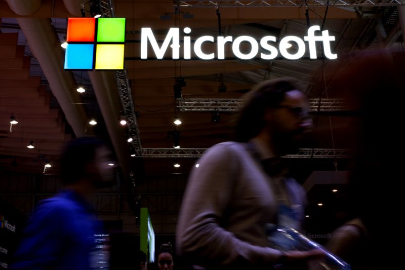 أشخاص يمرون بجوار شعار Microsoft خلال المؤتمر السنوي لتكنولوجيا Web Summit في لشبونة ، البرتغال في 6 نوفمبر 2019. (تصوير Pedro Fiúza / NurPhoto عبر Getty Images)