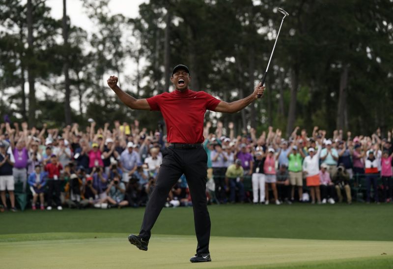 ملف - في 14 أبريل 2019 ، صورة ملف ، يتفاعل Tiger Woods أثناء فوزه في بطولة Masters للغولف في أوغوستا ، جا. Augusta National قرر يوم الجمعة ، 13 مارس ، 2020 ، تأجيل الماجستير بسبب انتشار الفيروس التاجي. يقول رئيس النادي فريد ريدلي إنه يأمل أن يؤدي تأجيل الحدث إلى وضع أوغوستا ناشونال في أفضل وضع لاستضافة الماسترز وحدثين آخرين في وقت لاحق. ولم يذكر ريدلي موعد عقده. (AP Photo / David J. Phillip، File)