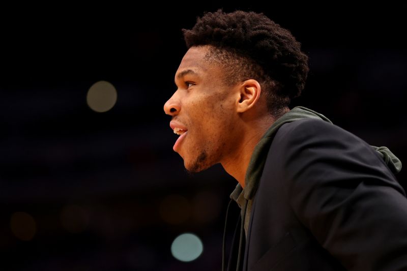 كان نجم Milwaukee Bucks Giannis Antetokounmpo اللاعب الأكثر هيمنة في الدوري الاميركي للمحترفين على جانبي الكرة هذا الموسم. (جيمي شوابيرو / غيتي إيماجز)