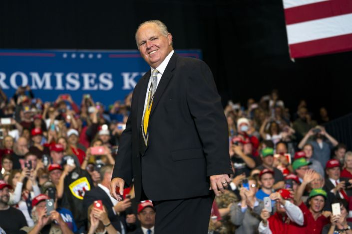 Rush Limbaugh يأخذ المنصة خلال تجمع انتخابي مع الرئيس دونالد ترامب في مركز شو مي في كيب جيراردو ، ميزوري ، 5 نوفمبر ، 2018. (Doug Mills / The New York Times)