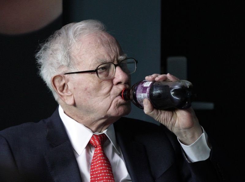 يشرب وارن بافيت ، الرئيس والمدير التنفيذي لشركة Berkshire Hathaway ، Cherry Coke أثناء لعب الجسر خارج متجر Borsheims المملوك لشركة Berkshire في أوماها ، نبراسكا ، الأحد ، 6 مايو ، 2018. يوم السبت ، حضر عشرات الآلاف من المساهمين في Berkshire Hathaway حفل Berkshire السنوي اجتماع المساهمين هاثاواي. (AP Photo / ناتي هارنيك)