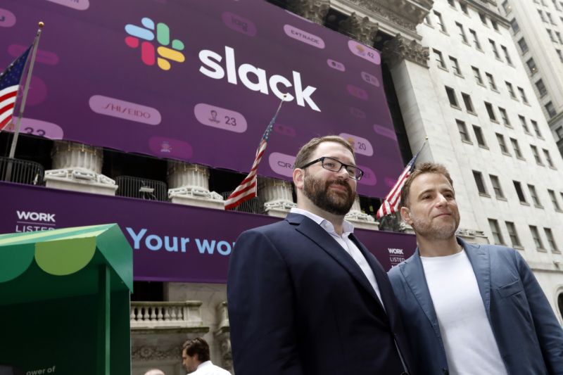 كال هيندرسون ، مؤسس Slack ، يسار ، وستيوارت باترفيلد ، يلتقطون الصور خارج بورصة نيويورك قبل الاكتتاب العام الأولي لشركتهم ، الخميس 20 يونيو ، 2019. (AP Photo / Richard Drew)