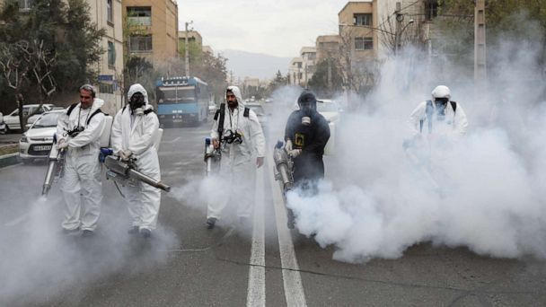 الصورة: أفراد من رجال الإطفاء يرتدون أقنعة واقية للوقاية ، وسط خوف من الإصابة بالفيروس التاجي أثناء تعقيمهم الشوارع في طهران ، إيران ، 18 مارس 2020. (وكالة أنباء غرب آسيا عبر رويترز)