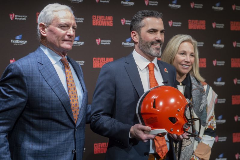 جيمي ، من اليسار ، و Dee Haslam أصحاب NFL Cleveland Browns يقفون مع المدير الفني الجديد Kevin Stefanski بعد مؤتمر صحفي في ملعب FirstEnergy في كليفلاند ، الثلاثاء ، 14 يناير ، 2020. (AP Photo / Phil Long)