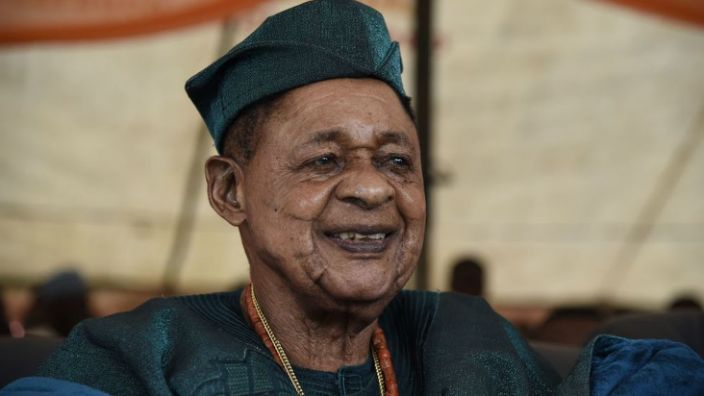 Alaafin of Oyo ، Oba Adeyemi III هو زعيم تقليدي محترم في جنوب غرب نيجيريا