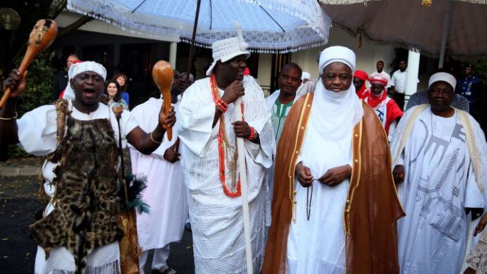 اثنان من أكثر الزعماء التقليديين في نيجيريا ، Ooni of Ife (يسار الوسط) وسلطان Sokoto (يمين الوسط) في وظيفة رسمية