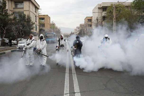 الصورة: أفراد من رجال الإطفاء يرتدون أقنعة واقية للوقاية ، وسط خوف من الإصابة بمرض فيروس التاجي أثناء تعقيمهم الشوارع ، قبل عيد رأس السنة الإيرانية النوروز ، 20 مارس ، في طهران ، إيران في 18 مارس 2020. (وكالة انباء وانا عبر رويترز)