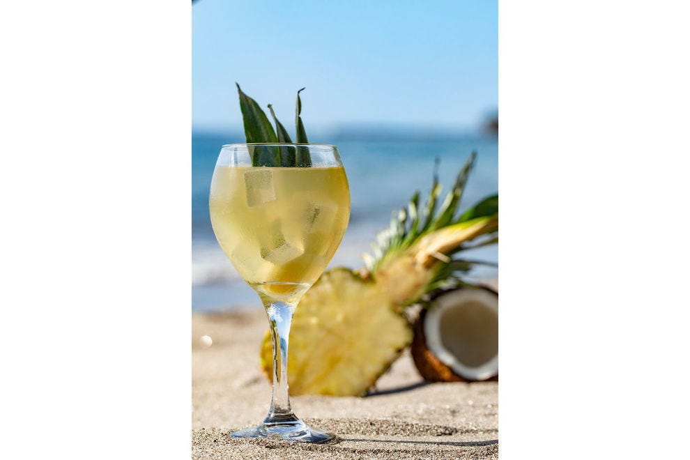 منعشة بقدر ما هي جميلة ، Pineapple & Coconut Lime Spritz هو أعلى رف في منتجع Jade Mountain في سانت لوسيا