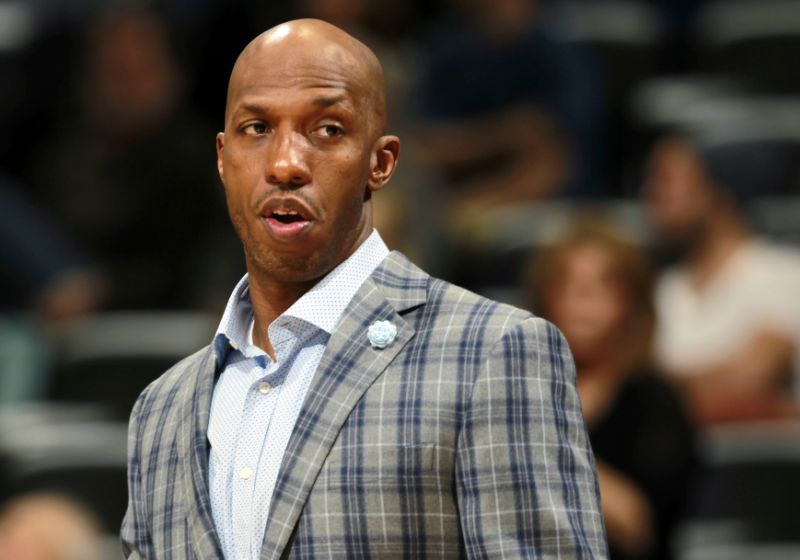 ملف - في صورة 19 مارس 2014 هذه ، يحرس ديترويت بيستونز ساعات Chauncey Billups من الهامش أثناء مباراة كرة السلة في الدوري الاميركي للمحترفين ضد دنفر ناجتس في دنفر. يقول شخص مطلع على الوضع أن بيلوبس لم يتخذ قرارًا بشأن الانضمام إلى مكتب كليفلاند الأمامي. قال الشخص الذي تحدث يوم الاثنين 26 يونيو 2017 لوكالة أسوشيتد برس شريطة عدم الكشف عن هويته بسبب الطبيعة الحساسة للمحادثات ، أن بيلوبس يزن عدة عوامل ولا يزال غير متأكد ما إذا كان يريد قيادة عمليات كرة السلة في كافس. (AP Photo / ديفيد زالوبوفسكي ، ملف)