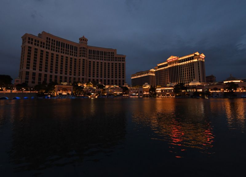 منتجع وكازينو Bellagio ، الظاهر على يسار قصر Caesars ، يظلم نتيجة إغلاق نيفادا على مستوى الولاية بسبب فيروس كورونا. كان من المفترض أن تستضيف Bellagio مسودة NFL لعام 2020 في إعداد متقن. (تصوير إيثان ميللر / غيتي إيماجز)