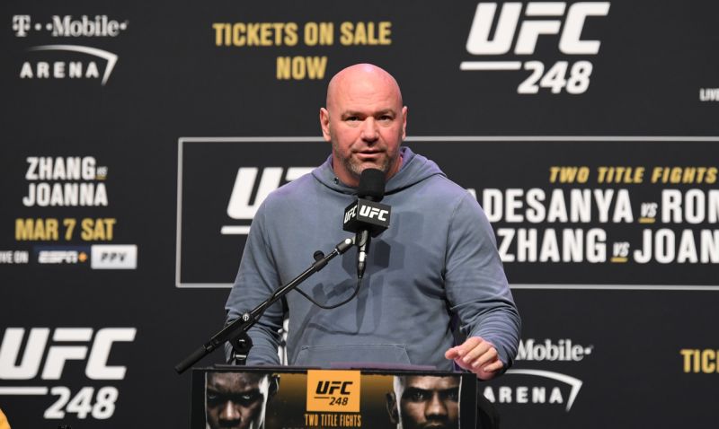 هيوستن ، تكساس - فبراير 07: رئيسة UFC دانا وايت تتحدث إلى وسائل الإعلام خلال المؤتمر الصحفي لـ UFC 248 في مركز تويوتا في 7 فبراير 2020 في هيوستن ، تكساس. (تصوير جوش هيدجز / زوفا ذ.م.م عبر غيتي إيماجز)