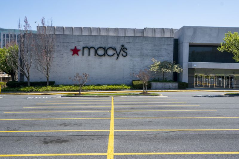 تم إغلاق متجر Macy في مركز تايسون كورنر الشهير يوم الإثنين 30 مارس 2020 في ماكلين ، فيرجينيا ، إحدى ضواحي واشنطن العاصمة. أعلن ماسي أنهم سيطردون غالبية عمالهم البالغ عددهم 130.000 بعد إغلاق متاجرهم بسبب تفشي الفيروس. (AP Photo / J. Scott Applewhite)