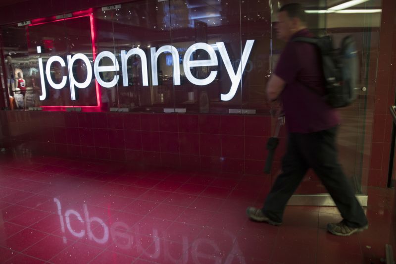 في 16 مايو 2018 ، الصورة ، رجل يدخل متجر JC Penney في مانهاتن مول في نيويورك. شركة جي سي بيني تعلن عن أرباح يوم الخميس 17 مايو. (AP Photo / Mary Altaffer)