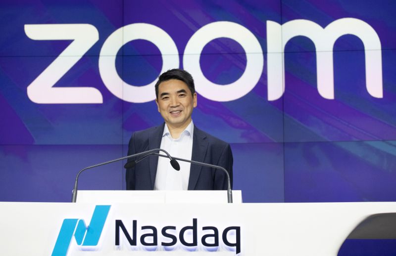 ملف - في صورة ملف 18 أبريل 2019 هذا ، يحضر الرئيس التنفيذي لشركة Zoom Eric Yuan الجرس الافتتاحي في Nasdaq حيث تحتفظ شركته بالاكتتاب العام الأولي في نيويورك. يعمل الملايين من الناس الآن من منازلهم كجزء من المعركة المكثفة ضد تفشي الفيروس التاجي. بالإضافة إلى الاعتماد على Zoom ، خدمة مؤتمرات الفيديو ، بشكل أكثر تكرارًا كجزء من وظائفهم ، يقوم المزيد من الأشخاص أيضًا بالنقر عليها لعقد ساعات سعيدة افتراضية مع الأصدقاء والعائلة المحظورين من التجمع في الأماكن العامة. (AP Photo / مارك لينيهان ، ملف)