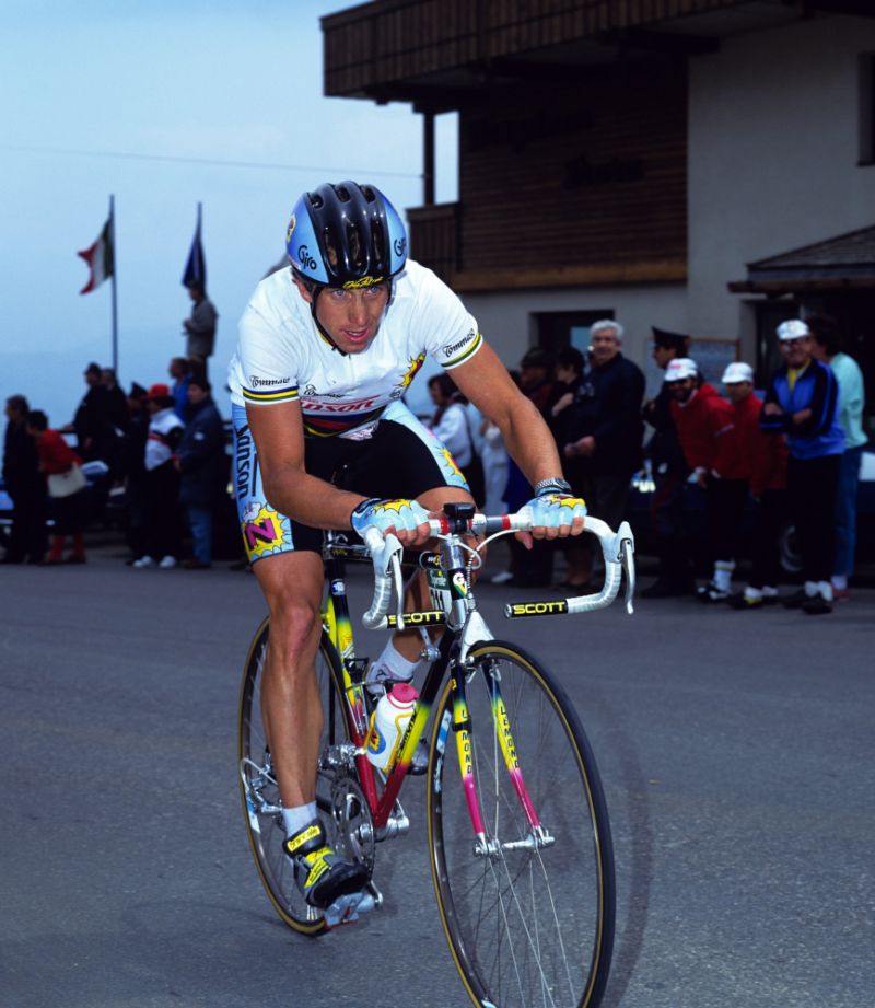 يستخدم جريج ليموند (Z) مقود سكوت المسقط في 1990 Giro d'Italia