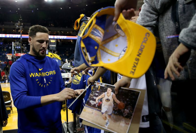 Klay Thompson يوقع توقيعات للجماهير قبل مباراة الدوري الاميركي للمحترفين في ديسمبر من عام 2018. (جين Tyska / Digital First Media / The Mercury News via Getty Images)