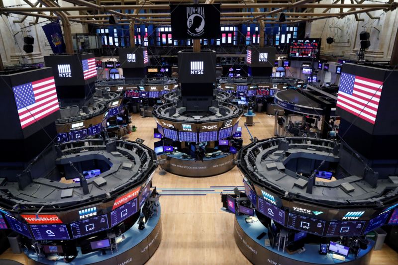 أرضية بورصة نيويورك (NYSE) تقف فارغة حيث يستعد المبنى للإغلاق إلى أجل غير مسمى بسبب اندلاع مرض فيروس التاجي (COVID-19) في نيويورك ، الولايات المتحدة ، 20 مارس 2020. REUTERS / Lucas Jackson