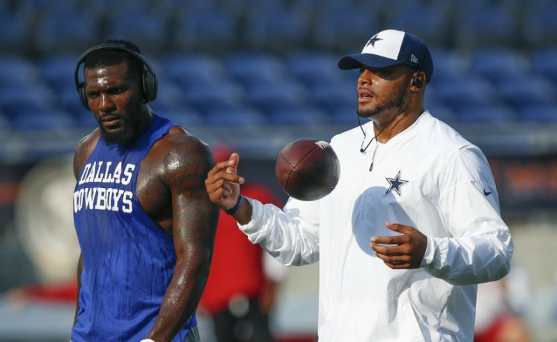 El Quarterback de los Cowboys، Dak Prescott، derecha، camina junto al wide receiver Dez Bryant antes de un partido de pretemporada el jueves، 3 de agosto de 2017، en Canton، Ohio. (AP Foto / Ron Schwane)