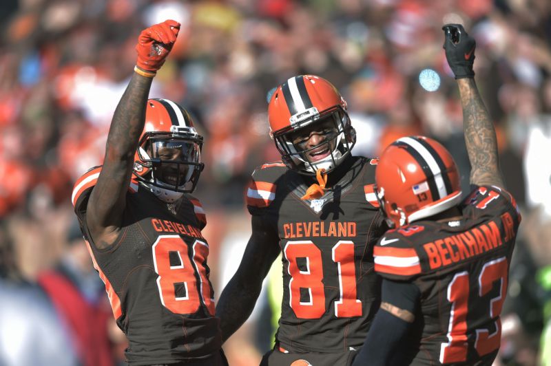 جهاز استقبال واسع من Cleveland Browns يحتفل Jarvis Landry (80) مع جهاز استقبال واسع من Cleveland Browns Odell Beckham Jr. (13) وجهاز استقبال واسع Rashard Higgins (81). (AP Photo / ديفيد ريتشارد)