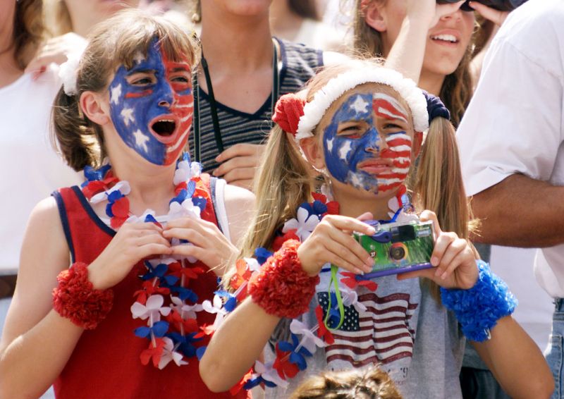 يهتف مشجعو USWNT مع دخول الفرق إلى الميدان قبل مباراة الجولة الأولى ضد الدنمارك في كأس العالم للسيدات 1999 FIFA على ملعب Giants في East Rutherford ، نيو جيرسي في 19 يونيو 1999. (TIMOTHY A. CLARY / AFP عبر Getty Images )