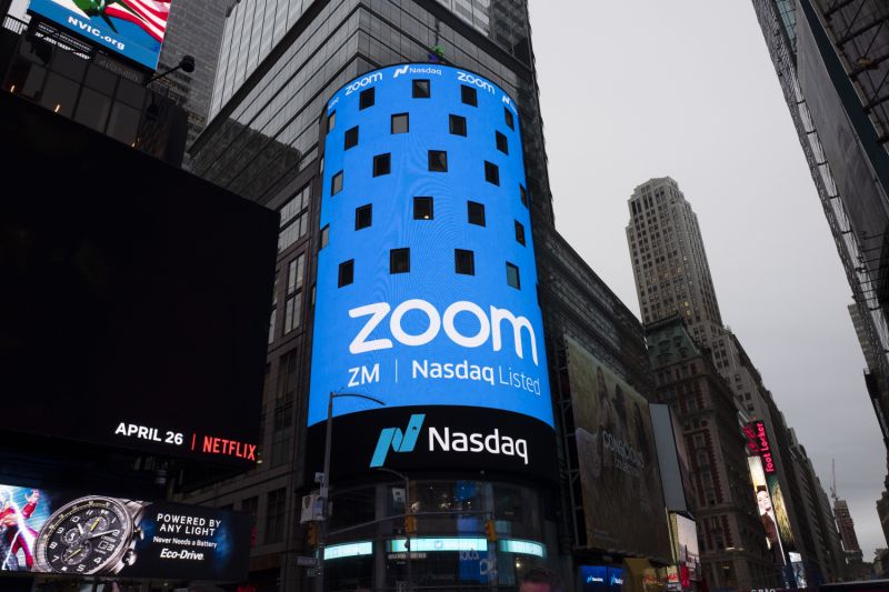 ملف - في 18 أبريل 2019 ، تظهر صورة الملف علامة لـ Zoom Video Communications قبل ناسداك للاكتتاب العام في نيويورك. لمس سهم Zoom 110 دولارًا خلال التداول يوم الاثنين 24 فبراير 2020 ، وهو مستوى وصل إليه مرة واحدة فقط منذ بدء تداول أسهمه في الربيع الماضي. قالت الشركة إنها ترى المزيد من الأعمال للأشخاص الذين يرغبون في الاجتماع عبر الإنترنت. (AP Photo / مارك لينيهان ، ملف)