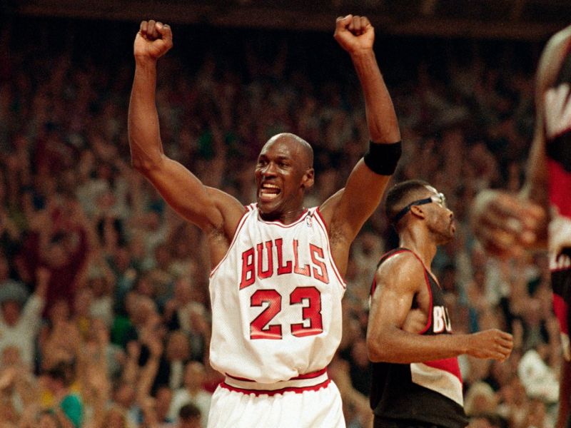 ARCHIVO - En esta foto del 14 de junio de 1992، Michael Jordan celebra la victoria de sus Bulls de Chicago ante los Trail Blazers de Portland en la serie final de la NBA. (AP Foto / John Swart، archivo)