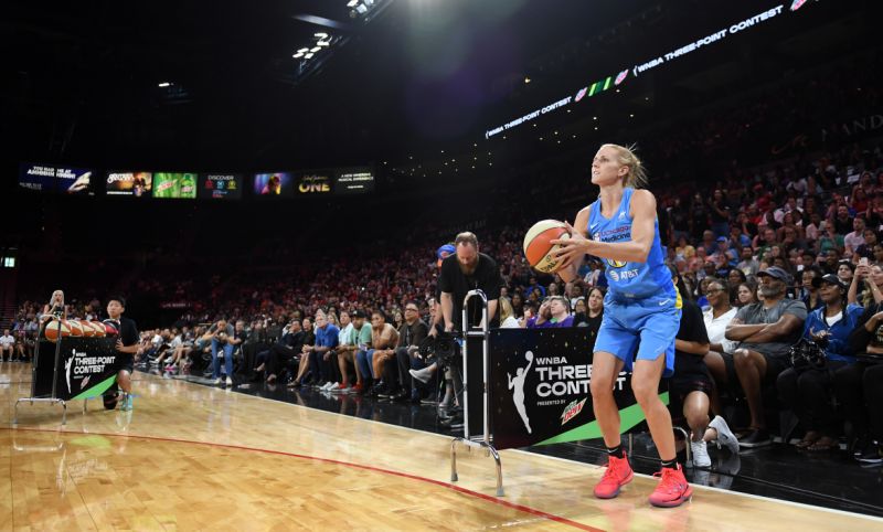 يتنافس Allie Quigley من Chicago Sky في مسابقة النقاط الثلاث خلال تحدي المهارات في WNBA All-Star Night Night في مركز أحداث Mandalay Bay في 26 يوليو 2019 في لاس فيغاس ، نيفادا. ملاحظة للمستخدم: يقر المستخدم ويوافق صراحة على أن المستخدم ، عن طريق تنزيل هذه الصورة أو استخدامها ، يوافق على شروط وأحكام اتفاقية ترخيص Getty Images. (تصوير إيثان ميللر / غيتي إيماجز)