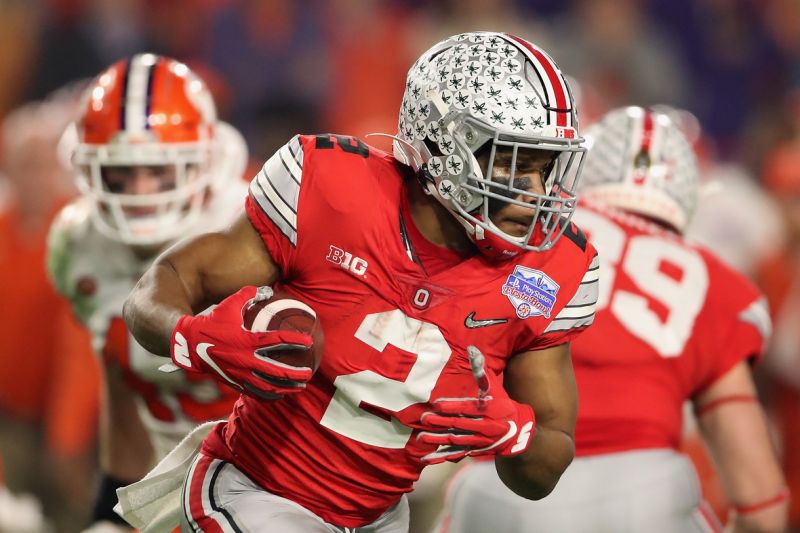 GLENDALE ، أريزونا - 28 ديسمبر: الجري إلى الوراء J.K. يندفع Dobbins # 2 من ولاية أوهايو Buckeyes كرة القدم ضد Clemson Tigers خلال PlayStation Fiesta Bowl في ملعب State Farm في 28 ديسمبر 2019 في جليندال ، أريزونا. هزم النمور في بوكس ​​29-23. (تصوير كريستيان بيترسن / غيتي إيماجز)