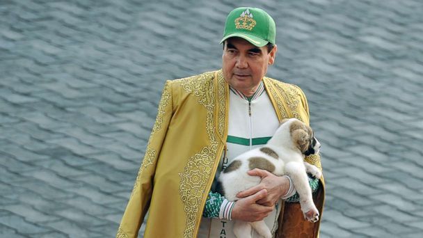 الصورة: رئيس تركمانستان Gurbanguly Berdymukhamedov يحمل كلبًا راعيًا تركمانيًا ، يُعرف محليًا باسم Alabai ، حيث يشارك في الاحتفالات بيوم الحصان في عشق آباد ، 28 أبريل ، 2018. (Igor Sasin / AFP / Getty Images)