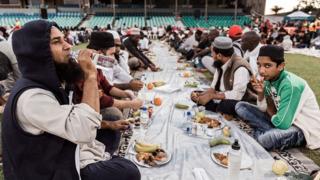 الإفطار عند المسلمين في رمضان مع وجبة الإفطار