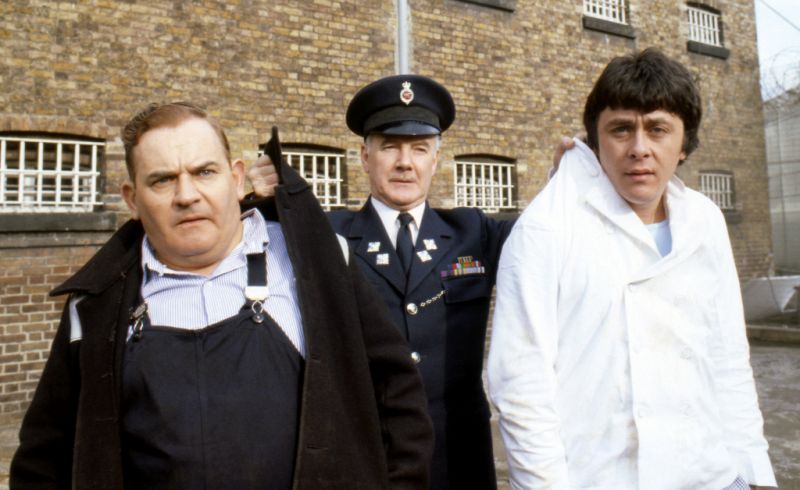 Old lag Fletcher (Ronnie Barker) ، زميل السجين Godber (Richard Beckinsale) وضابط السجن Mackay (Fulton Mackay) أثناء تصوير الموقع لنسخة الفيلم من مسلسلهم التلفزيوني 