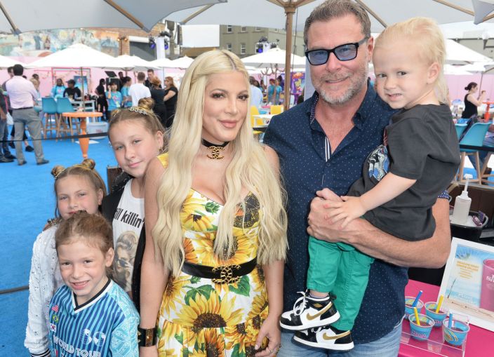 Tori Spelling والاطفال على السجادة الحمراء في جوائز Teen Choice Awards (Getty Images)