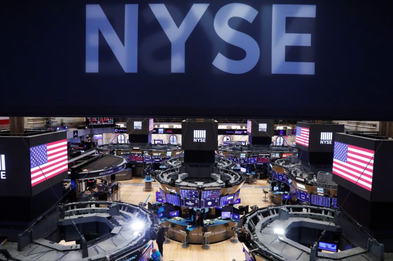 أرضية بورصة نيويورك (NYSE) تقف فارغة حيث يستعد المبنى للإغلاق إلى أجل غير مسمى بسبب تفشي مرض فيروس التاجي (COVID-19) في نيويورك ، الولايات المتحدة ، 20 مارس 2020. REUTERS / Lucas Jackson