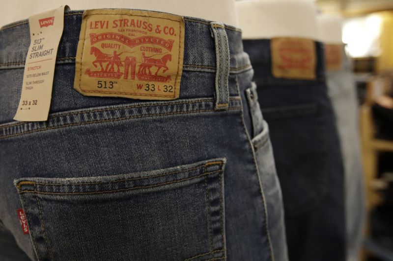 يتم عرض الجينز Levi's في متجر Kohl's في كولما ، كاليفورنيا ، الجمعة ، 29 نوفمبر ، 2019. (AP Photo / Jeff Chiu)