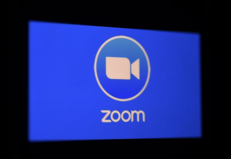 في هذه الصورة التوضيحية ، يتم عرض شعار Zoom App على هاتف ذكي في 30 مارس 2020 في أرلينغتون ، فيرجينيا. - أصبح تطبيق اجتماع الفيديو والمحادثة من Zoom مضيفًا شائعًا للغاية لملايين الأشخاص الذين يعملون ويدرسون من المنزل أثناء تفشي الفيروس التاجي. (تصوير أوليفييه دوليري / وكالة الصحافة الفرنسية) (تصوير أوليفييه دوليري / وكالة الصحافة الفرنسية عبر صور غيتي)