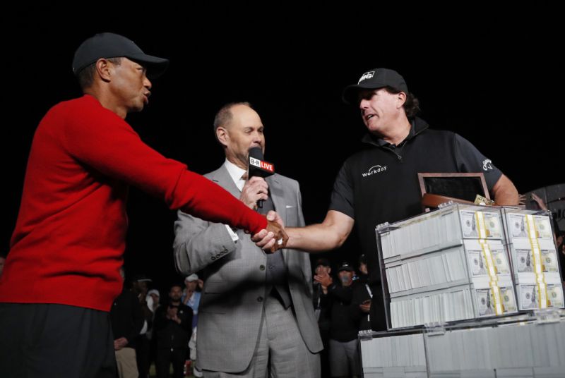 Tiger Woods vs. Phil Mickelson كنت حطام قطار ، لكن إعادة التشغيل ستكون مثالية أثناء إيقاف تشغيل الفيروس التاجي. (ا ف ب)