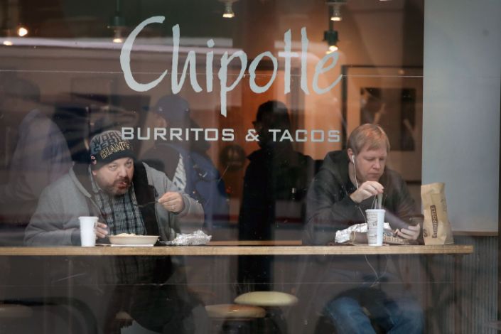 تناول العشاء في مطعم Chipotle. (تصوير سكوت أولسون / غيتي إيماجز)