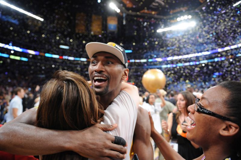 يسجل Metta World Peace ، الذي كان يعرف آنذاك باسم Ron Artest ، فوز ليكرز على بوسطن سلتكس في اللعبة 7 من نهائيات الدوري الاميركي للمحترفين في 17 يونيو 2010.