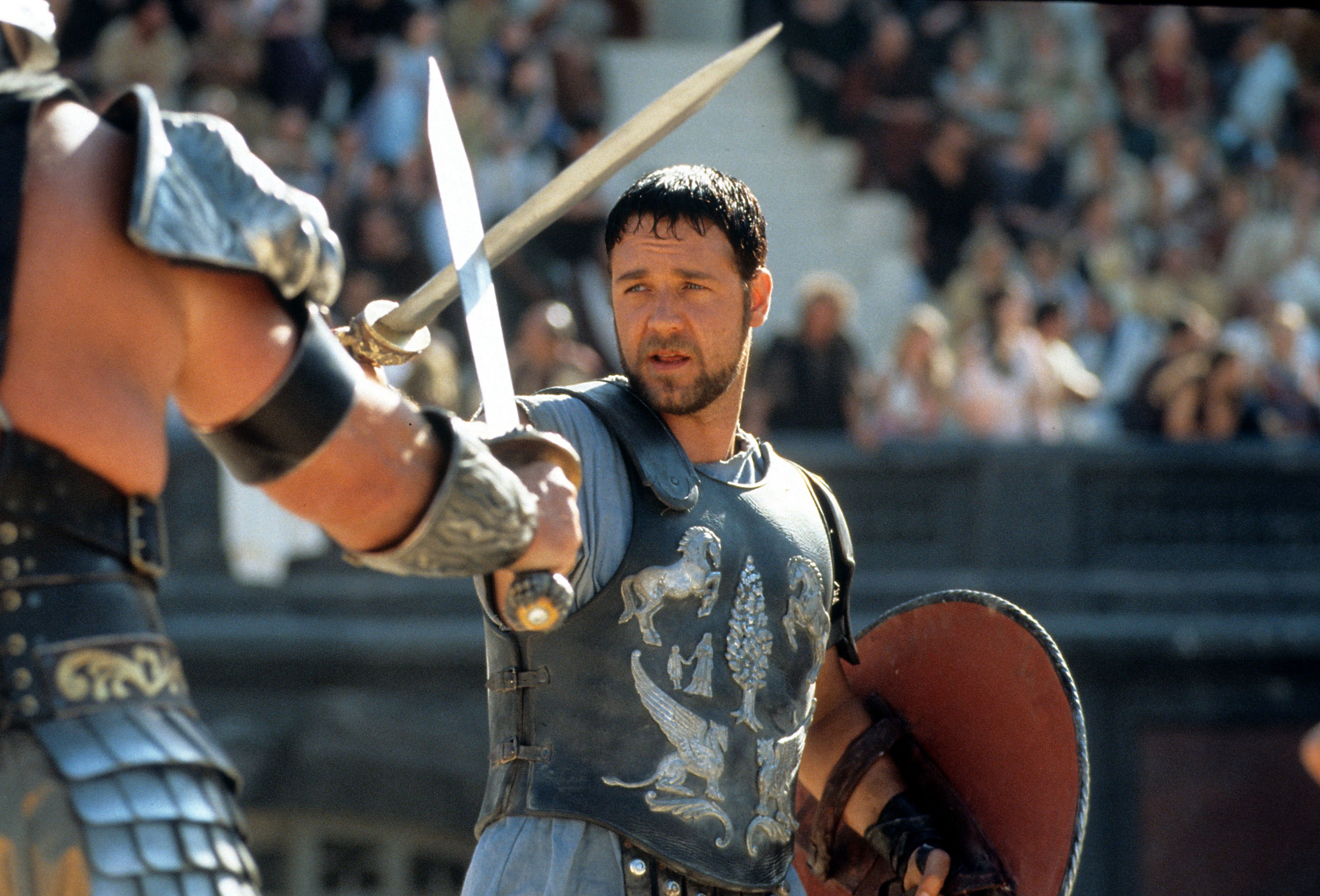 يواجه راسل كرو مواجهة رجل آخر في مشهد من فيلم 'Gladiator' ، 2000. (تصوير يونيفرسال / غيتي إيماجز)